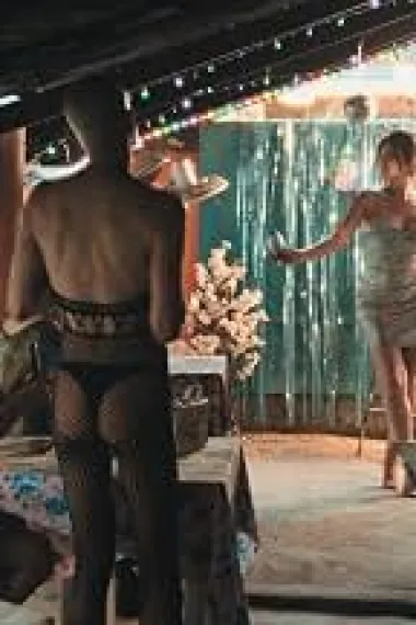 末日美容院 Salón de belleza (2026) 海报